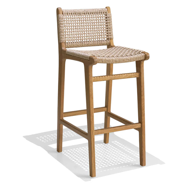 Taburete de bar moderno de estilo escandinavo con estructura de madera maciza y asiento y respaldo tejidos a mano.