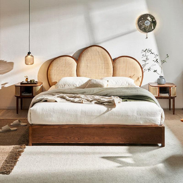 Cama moderna con paneles de ratán festoneados: estructura de madera natural y cabecero tejido a mano.