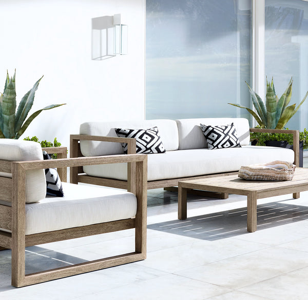 Conjunto moderno de muebles de exterior de teca: sofá, sillones y mesa de centro resistentes a la intemperie