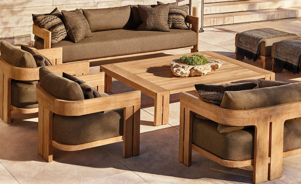 Moderno conjunto de salón de exterior de teca: madera maciza esculpida con cojines profundos