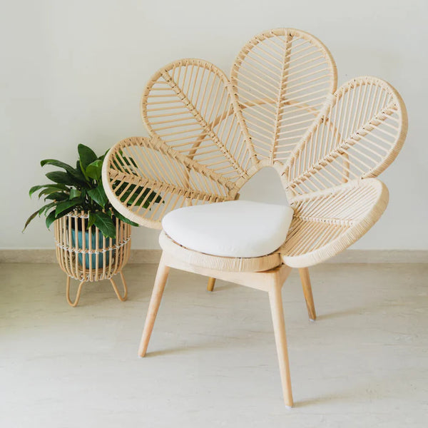 Silla decorativa de ratán con pétalos estilo bohemio chic: un asiento único y distintivo