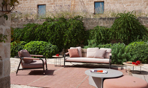 Moderno conjunto de salón de aluminio para exterior: sofá, dos sillones y mesa de centro con detalles de cuerda