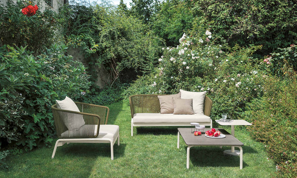 Moderno conjunto de salón exterior de aluminio y cuerda: sofá, dos sillones y mesa de centro