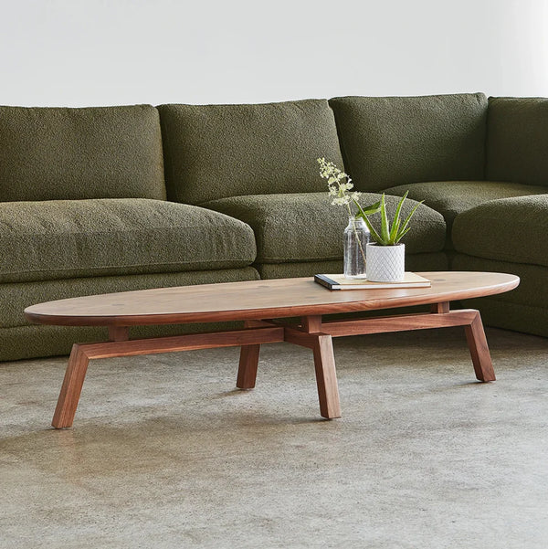 Mesa de centro moderna de mediados de siglo con forma de tabla de surf: madera maciza escultural