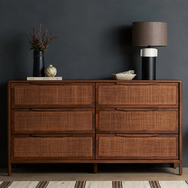 Cómoda moderna de mediados de siglo con seis cajones: madera maciza y frentes de ratán natural