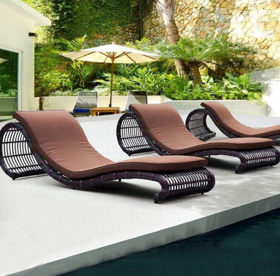 Sillones de exterior Modern Wave: tumbonas de ratán curvadas con cojines de felpa