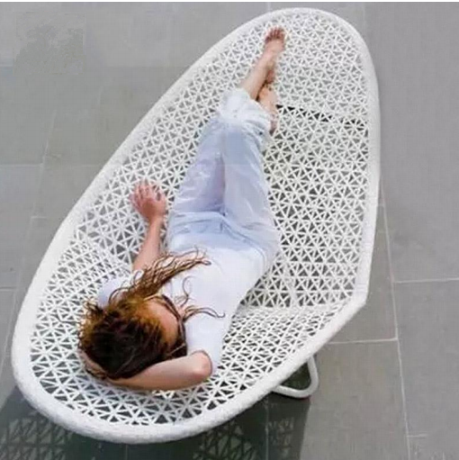 Chaise longue moderna de exterior tejida: sofá cama escultural de color blanco para patio