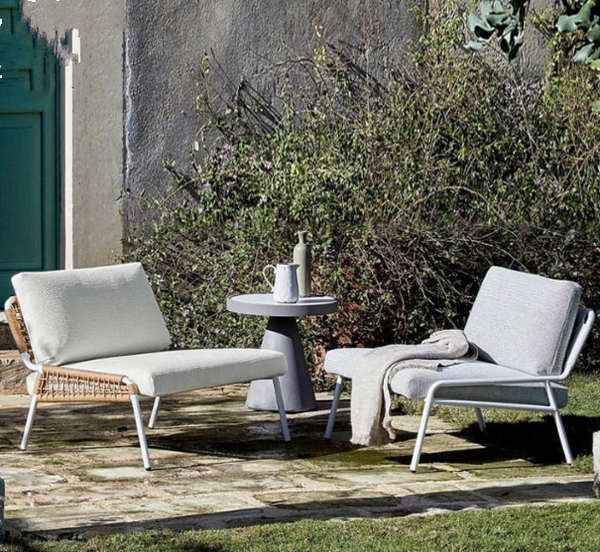 Moderno conjunto de sillones para exterior: estructura de metal blanco con detalles de cuerda tejida y cojines