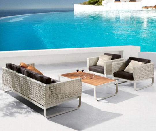 Moderno conjunto de muebles de patio de cuerda de 4 piezas: sofá de exterior tejido, sillones y mesa de centro de madera.