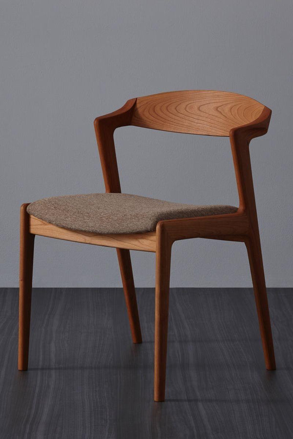 Silla de comedor moderna y escultural: minimalismo orgánico y madera maciza