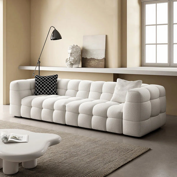 Sofá moderno capitoné color crema: sofá de lujo con asientos profundos para salas de estar contemporáneas.