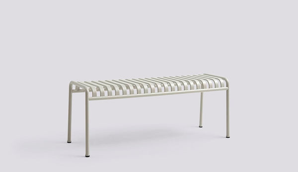 Banco moderno de aluminio para exterior: diseño minimalista de listones