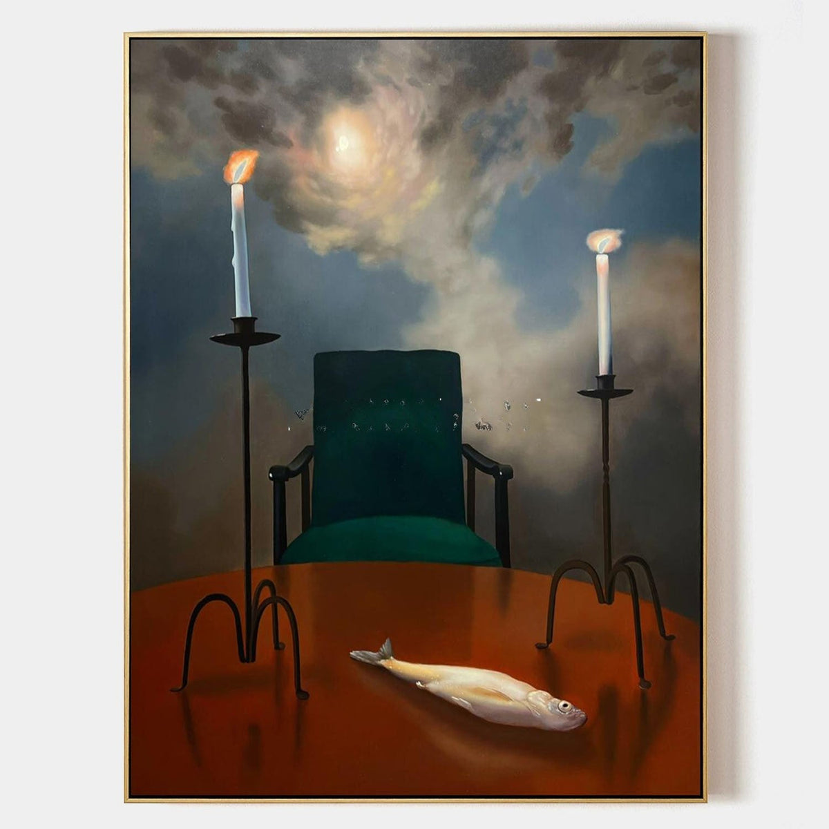 Silla iluminada por velas bajo nubes tormentosas