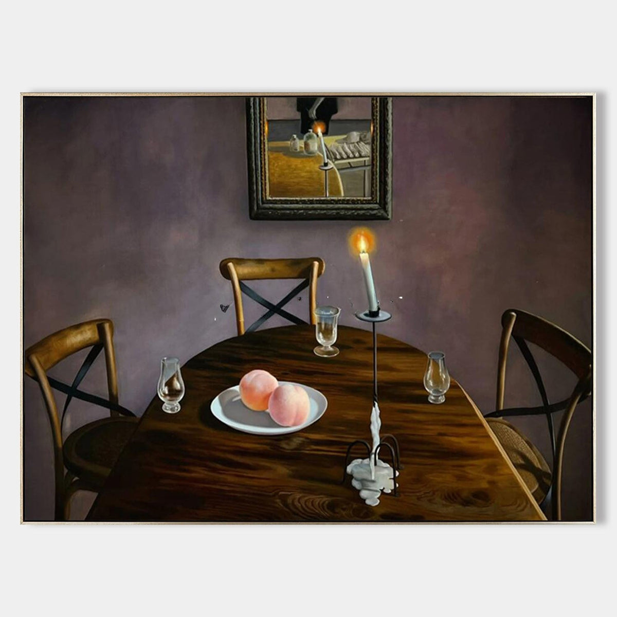 Mesa a la luz de las velas con dos melocotones