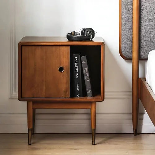 Mesita de noche moderna de mediados de siglo: mesita de noche con puerta corredera y patas con puntas de latón