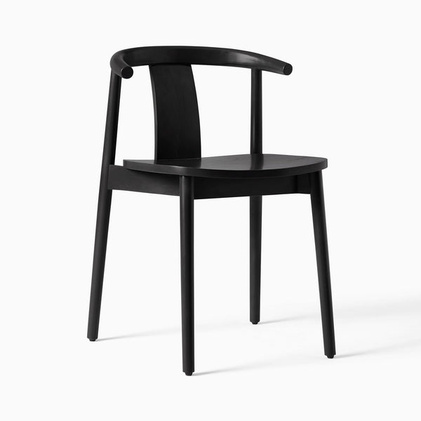 Silla de comedor moderna negra con respaldo curvo y silueta minimalista de madera maciza