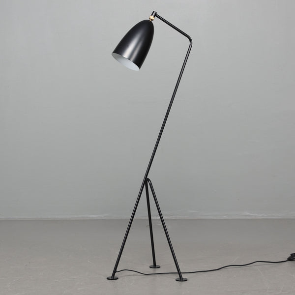 Lámpara de pie moderna con trípode escultural – Iluminación minimalista