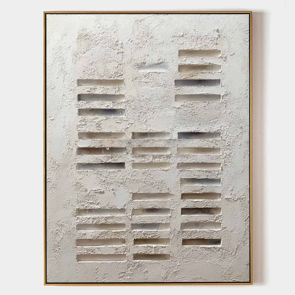 Relieve de yeso color marfil con barras talladas