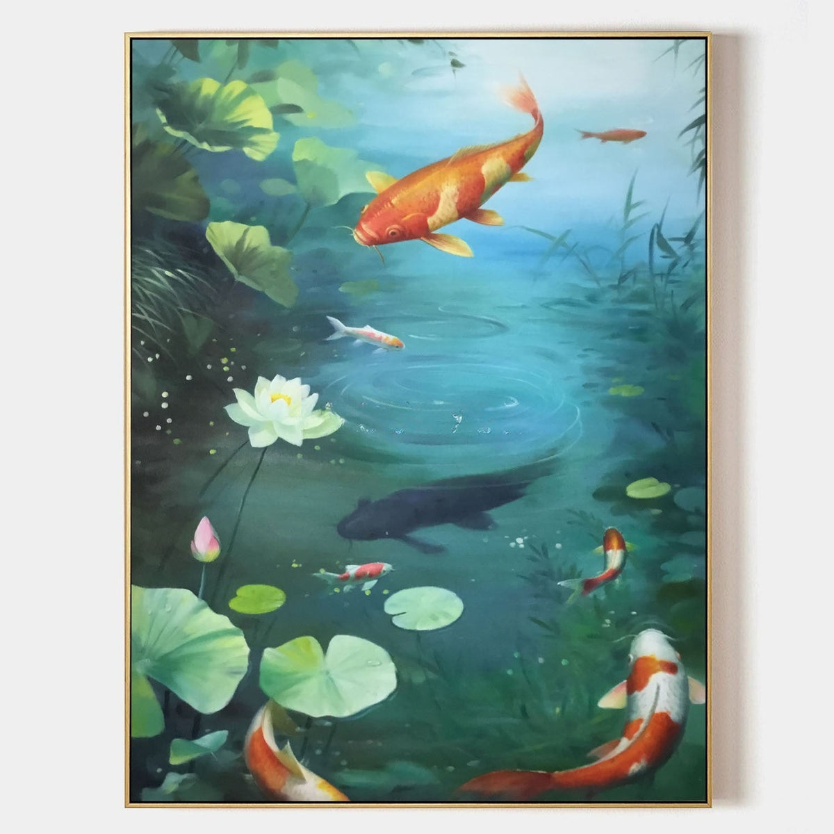 Estanque de koi con loto blanco