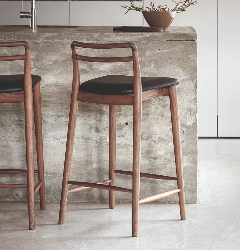 Mid-Century Modern houten barkruk – Gebeeldhouwd houten frame met zwarte zitting