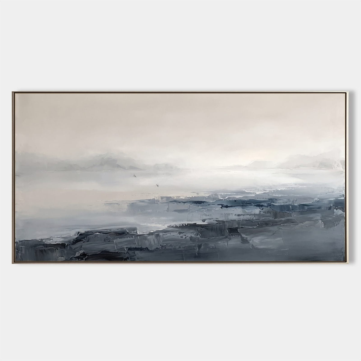 Línea de costa de pizarra brumosa al amanecer