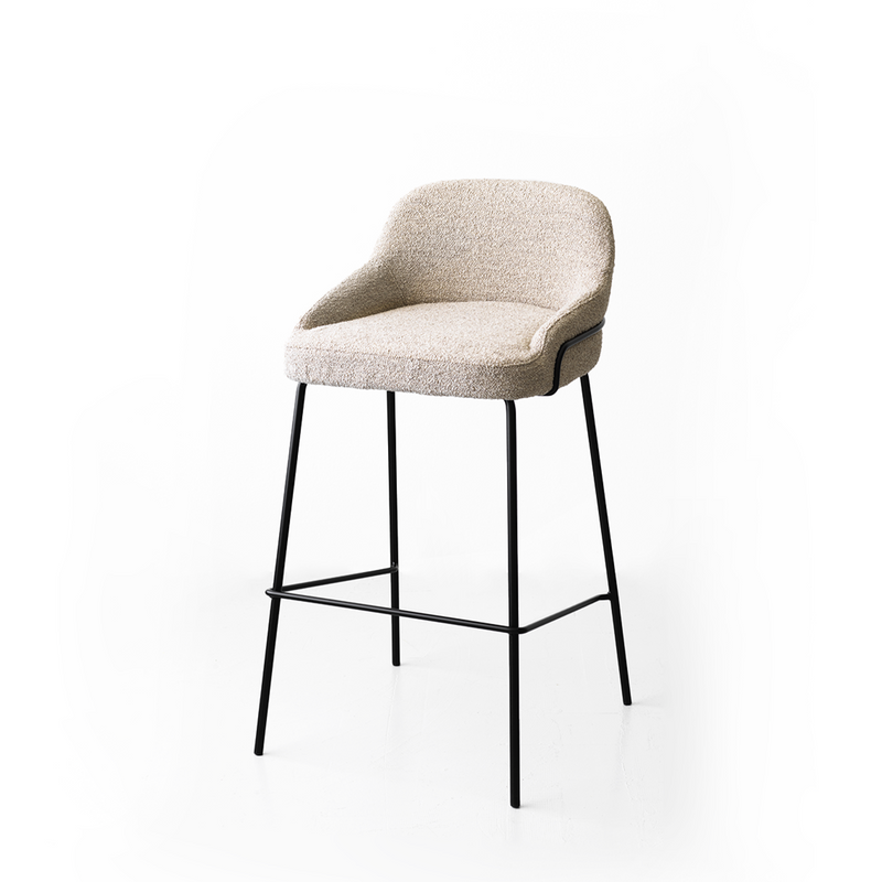 Moderne bouclé gestoffeerde barkruk – gebogen rugleuning met zwart metalen frame