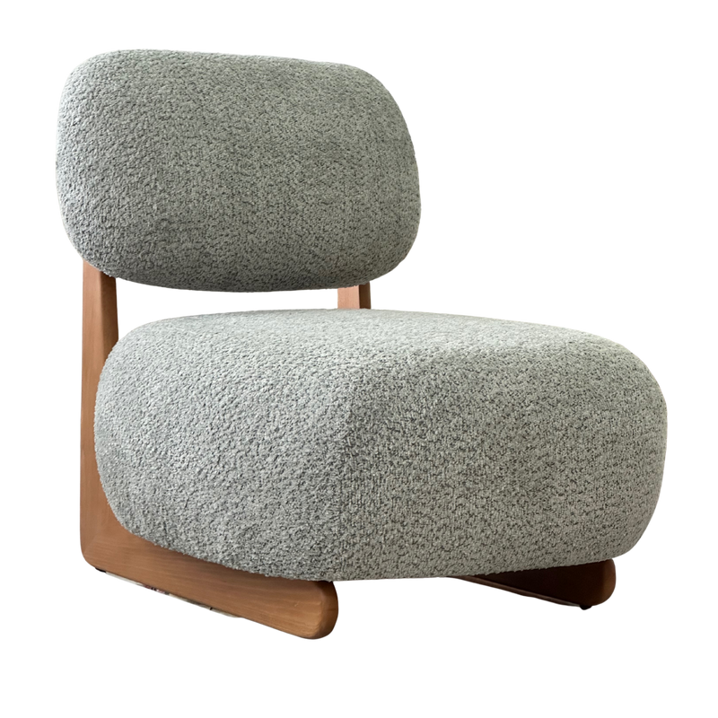 Moderne lage accentstoel | Bouclé & Sculpturale houten frame