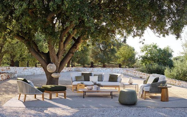 Moderno conjunto de salón para exterior de teca y cuerda de olefina: sofá y sillones con cojines resistentes a la intemperie.