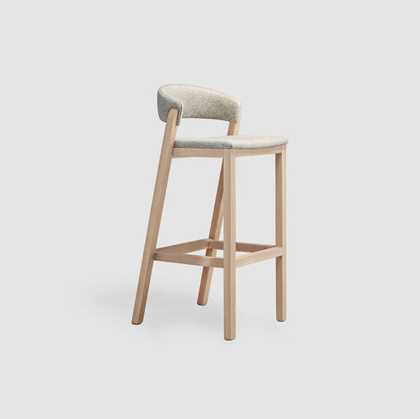 Taburete de bar escandinavo moderno: estructura de madera clara y respaldo curvo tapizado.