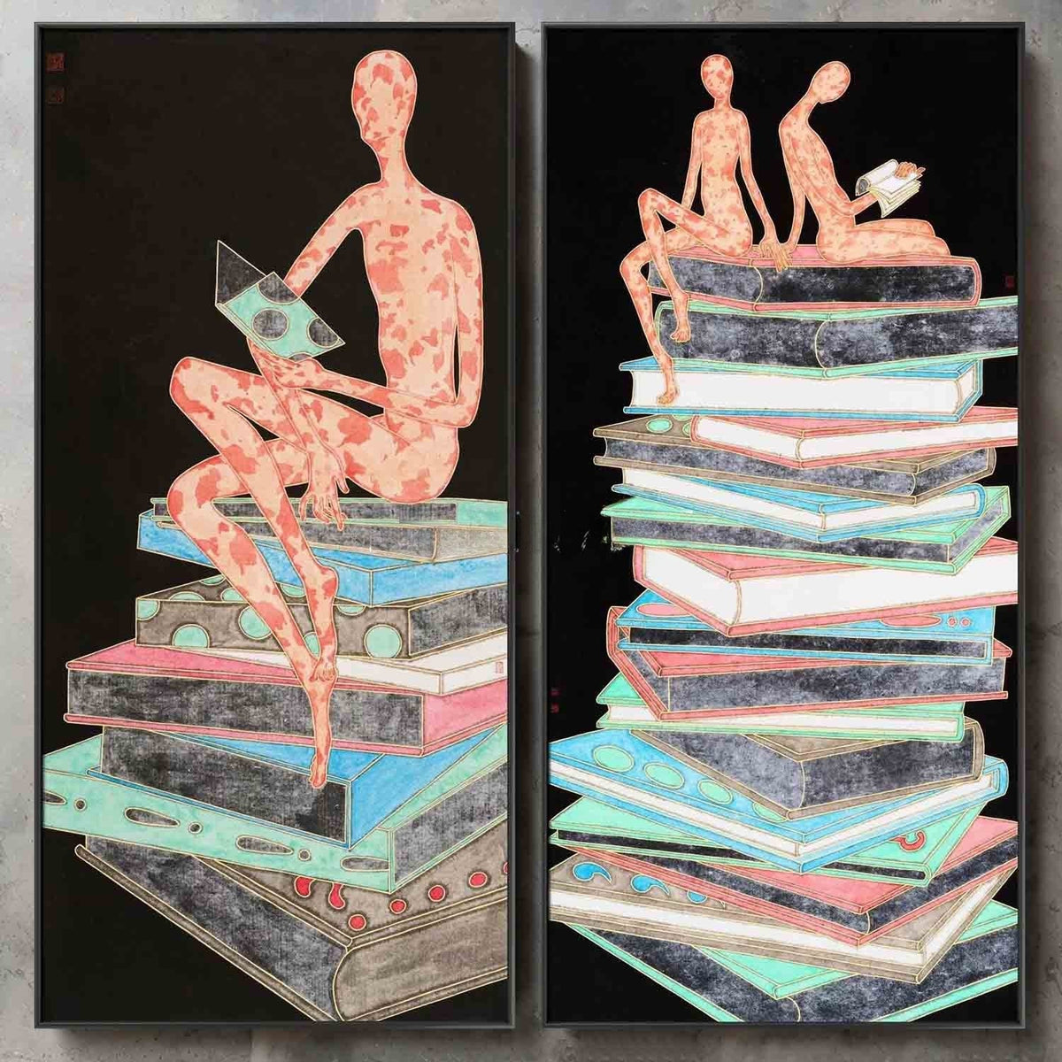 Lectores posados sobre libros altísimos