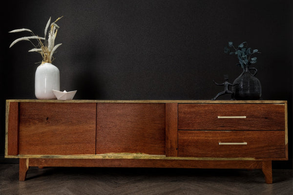 Mueble de TV de madera maciza de quira de estilo moderno de mediados de siglo: consola de dos puertas con cajones y tiradores de latón
