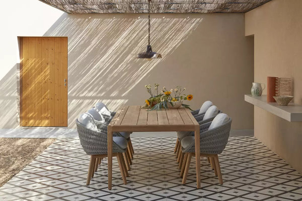 Moderno juego de comedor de teca para exterior: mesa para 8 personas con sillones y cojines de cuerda tejida a mano