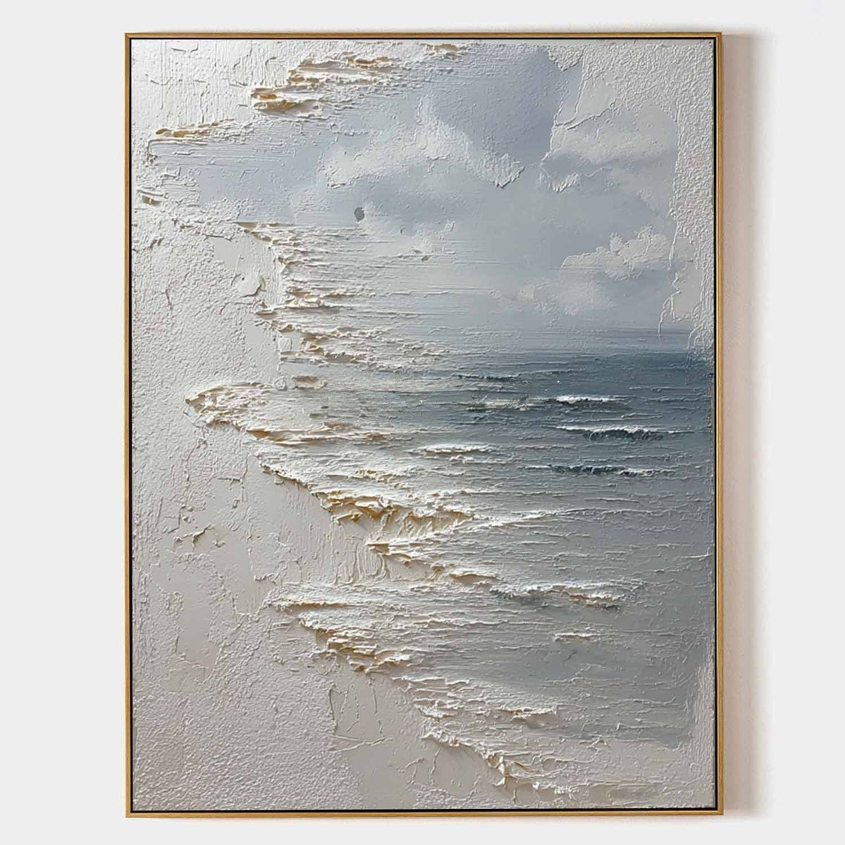 Marea plateada bajo nubes suaves