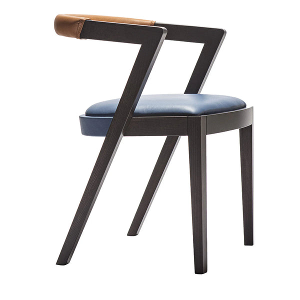 Silla moderna con acento en zigzag: estructura de madera maciza y cuero genuino