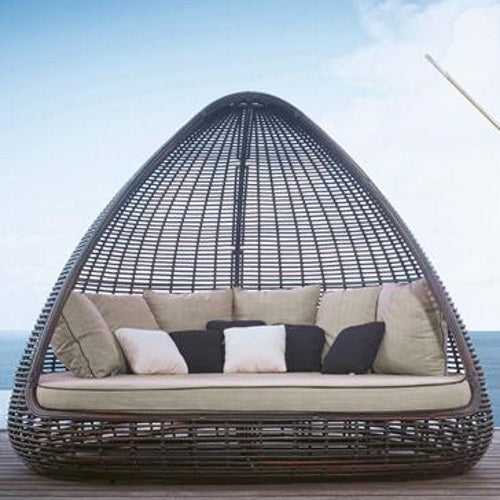 Moderno sofá cama de exterior tejido: un refugio escultural para espacios contemporáneos