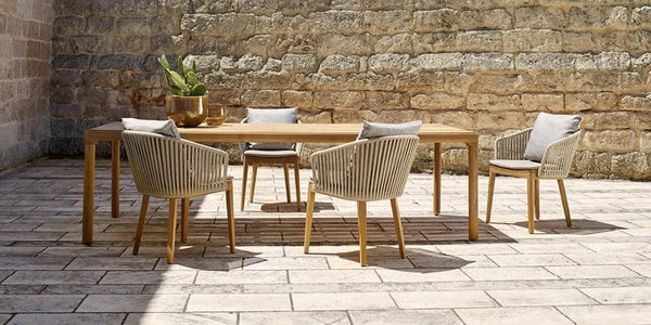 Moderno juego de comedor de teca para exterior: elegante mesa de 6 plazas con sillones de cuerda tejida a mano